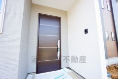 家の顔となる玄関扉がかっこいいと、たくさんの人を招き入れたくなりますね＾＾奥まって設置されており、雨にも濡れにくくなっています。