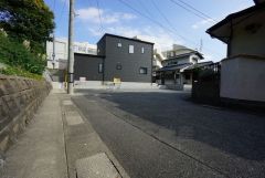 住人以外の車の進入も少なく、小さなお子様を持つご家庭にも安心です。