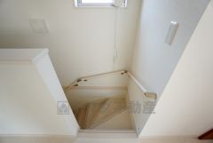 同仕様写真。小さなお子様やご高齢の方でも安心できる、手すり付き階段。段差も低めで設定されており、安全性にも優れています。