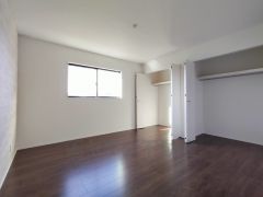 各部屋に収納が完備されているので、お荷物が増えても安心の設計です。