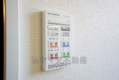 雨の日の洗濯も安心できる浴室暖房乾燥機付き浴室。リモコンで操作もボタン1つで簡単。