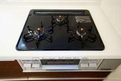 同時にたくさんの料理が調理できる3口コンロ。長時間熱を通しておきたい煮込み料理を作りながら、炒め物など同時進行で進められます。