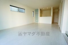 同仕様写真。リビングは広々とした設計で、家族が集い、寛ぐ暮らしの空間を演出しています。思い思いの時間を過ごしたり、家族みんなで食事をしたり、素敵な団らんの場になりますね。