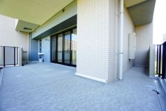 日当たり、風通し良好なバルコニーになっています＾＾天気のいい日にはお布団もまとめて干せそうですね＾＾お休みの日にはコーヒーを飲みながらのんびりするのにも＾＾