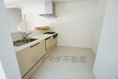 リビングにいるお子様を見守りながらお料理ができる対面キッチン。カウンタートップの汚れもサッと拭き取ることができ、お掃除ラクラク＾＾