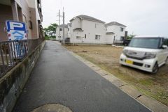 現地（2025年6月12日）撮影。大型車の通行が少なく、騒音や振動が少ないので静かで快適な生活を送れます。