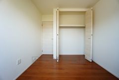 同仕様写真。住む人のこだわりを活かす洋室。日当たりがよく、寝室としての利用もおすすめ。広めのクローゼットには荷物をすっきり片付けられ、ゆとりのある暮らしが出来ます＾＾