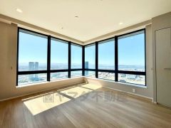 大きな窓を配置したリビング。ソファーを置いて、ゆったりした気持ちで上層階の景色を楽しみたいですね＾＾