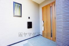 家の顔となる玄関扉がかっこいいと、たくさんの人を招き入れたくなりますね＾＾奥まって設置されており、雨にも濡れにくくなっています。