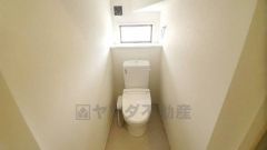 温水洗浄機付トイレです。節水機能もあるので、安心して使えますね。もちろん、1階2階の2ヶ所にトイレがあるので、忙しい朝にもゆとりができますね。