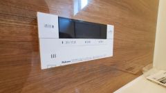 湯量・湯温の設定、そして保温までワンタッチのフルオートバス。便利な追い炊き機能付きです。