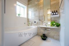 広々1坪タイプの浴槽ユニットでゆったりくつろげるバスルーム。窓、浴室乾燥機付きで換気・雨の日の洗濯もばっちり＾＾