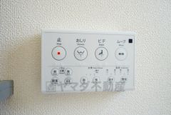 壁リモコンタイプのウォシュレット付き。すっきりした見た目で、トイレ奥の掃除もしやすいです。