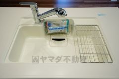 同仕様写真。広々とした凸型シンクに洗剤ポケットを標準装備。大きなお鍋など洗いやすいです。