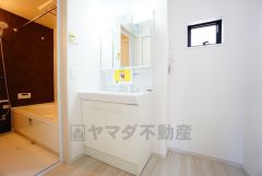 三面鏡つき洗面台。鏡裏にたっぷりとした収納スペースがあります。鏡を閉めてしまえば小物は見えないため、スッキリとした印象の洗面台にできます。