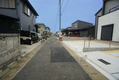 住人以外の車の進入も少なく、小さなお子様を持つご家庭にも安心です。落ち着いた住宅地内で快適な生活を実現してみませんか。