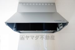 風量が弱・強と切替え可能なレンジフードが調理中の煙をしっかり吸い込みます。手元を照らすライト付きです。