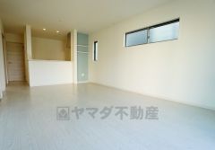 同仕様写真。対面式キッチンを中心としたリビングダイニングで家族の会話が弾みそうです。