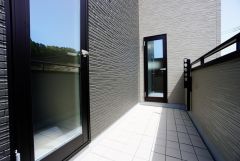 同仕様写真。広々としたバルコニー。 天気のいい日にはお布団もまとめて干せそうですね＾＾ 陽当たり、風通し良好です＾＾
