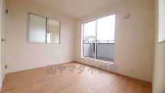 寛ぎの時間を紡ぎだす主寝室は、大型ベッドを置いても余裕の広さを確保しています。