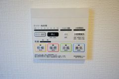 同仕様写真。浴室暖房乾燥機付き＾＾梅雨の時期や花粉、PM2.5が酷いときなどの洗濯を干すのに重宝しそうですね＾＾