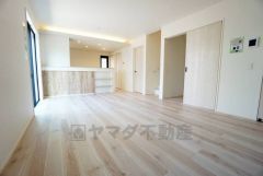 大きな窓のあるリビングは、陽光あふれる明るい空間です。居心地良く、ご家族皆がゆったり寛げる憩いの空間となりそうです。