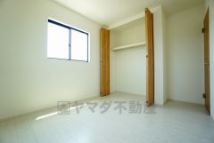 暖かい日差しが差し込む洋室。たっぷり収納できるクローゼット付きでお部屋の中をすっきりと快適に保てます。