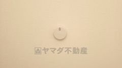 火災発生をいち早く知らせてくれる火災報知器は標準装備です。