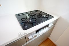 複数の調理を一度に行うことができる3口コンロ。効率よくお料理が出来ます。毎日のお料理も楽しくなりますね＾＾