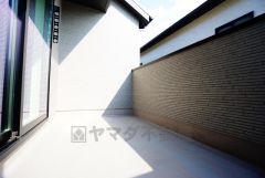 陽当たりの良いバルコニーです。お洗濯やお布団干しはもちろん、日光浴スペースにも。足元は防水工事施工済です。
