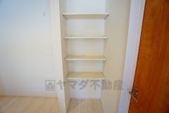 食品や飲料、調理器具を収納できるパントリー付き。週末に買いだめした食料を楽々収納できます。