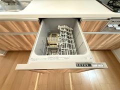 炊事時間を大幅に短縮できる食器洗浄乾燥機付き＾＾食器を洗う手間が減るので家族とのコミュニケーションの時間や自分の時間が増えますね。