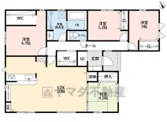 リビングは道路の反対側にあるため、歩行者から覗かれる心配がなく、プライバシーが保たれます。