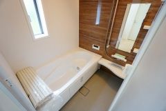 同仕様写真。1日の疲れを癒すくつろぎのバスルーム。足を伸ばしてもゆったりと入れるサイズです。お子様と一緒にお風呂に入っても狭くないですね＾＾