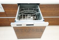 食後の時間にゆとりを与えてくれる食器洗い乾燥機。操作ボタンも上面にあるので、腰をかがめずに操作が楽々。