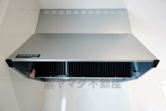 風量が弱・強と切替え可能なレンジフードが調理中の煙をしっかり吸い込みます。手元を照らすライト付きです。