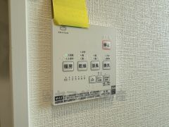 雨の日の洗濯も安心できる浴室暖房乾燥機付き浴室。リモコンで操作もボタン1つで簡単。