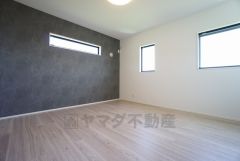 同仕様写真。寛ぎの時間を紡ぎだす主寝室は、大型ベッドを置いても余裕の広さを確保しています。