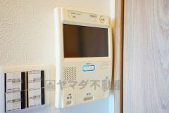 オートロックとモニター付きインターホン装備で女性やお子様も安心。充実のセキュリティで暮らしをサポートします。