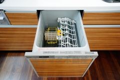 食後の時間にゆとりを与えてくれる食器洗い乾燥機。操作ボタンも上面にあるので、腰をかがめずに操作が楽々。