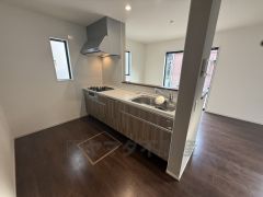 対面式カウンターキッチンからはお子様の様子が見守れます。ダイニングへの配膳や調理の時便利なカウンター付き。