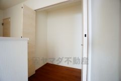 同仕様写真。2階の廊下にも収納を確保。各居室に入りきれなかった荷物や、2階で使用する日用品のストック置き場に便利です。