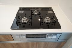 同仕様写真。同時にたくさんの料理が調理できる3口コンロ。長時間熱を通しておきたい煮込み料理を作りながら、炒め物など同時進行で進められます。