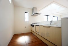 リビングにいるお子様を見守りながらお料理ができる対面キッチン。カウンタートップの汚れもサッと拭き取ることができ、お掃除ラクラク＾＾