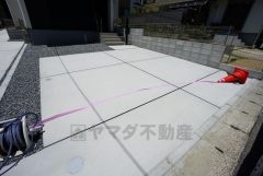 駐車スペースはゆとりある2台分を確保。マイカー用に、お客さま用に、余裕を持ってご利用いただけます。