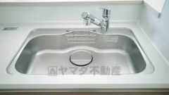 広々としたステンレスシンクには、洗剤やスポンジを収納出来るラック付き。広さも確保しているので、大きなお鍋も洗いやすいです。