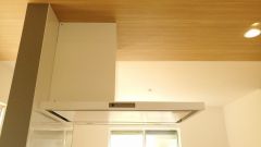 お手入れが簡単なスリム型レンジフードです。調理により発生する油煙や臭いを吸い込み、屋外へ排気してくれます。