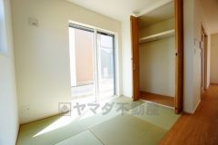 リビング隣には、ホッとできる和室を用意。客間としてはもちろん、お子様のお昼寝スペースや書斎としても活躍してくれそうです＾＾