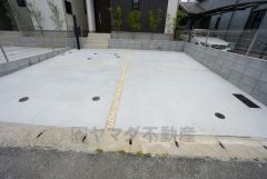 駐車スペースはゆとりある2台分を確保。マイカー用に、お客さま用に、余裕を持ってご利用いただけます。
