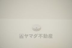 火災による煙や熱を感知して、警報音やブザー等で火災の発生を知らせてくれる火災警報器。